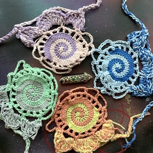 Spiral Trip Glovelettes